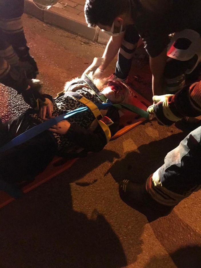 Denizli'de takla atan otomobil duvarda asılı kaldı