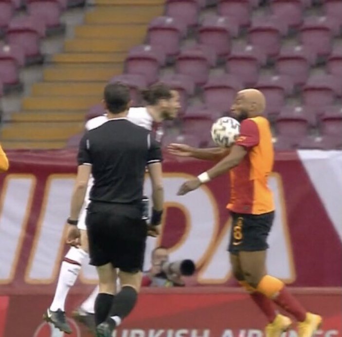 Galatasaraylılardan Ghezzal'ın golü öncesi el itirazı