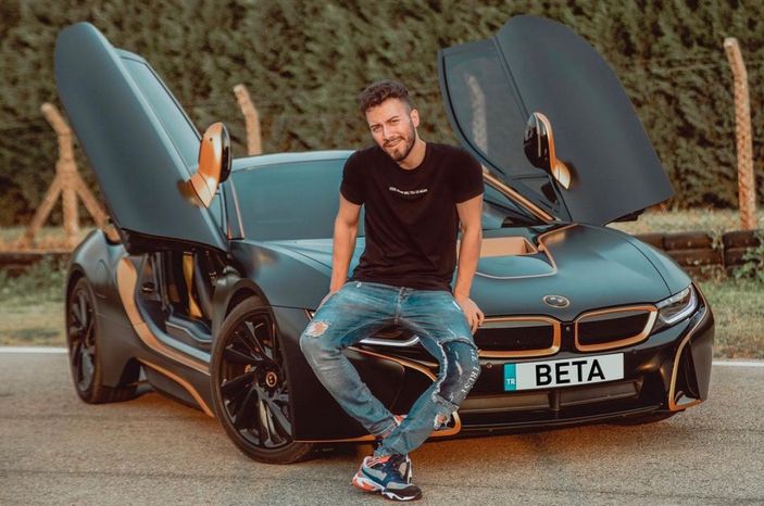 Enes Batur'un doğum günü partisine polis baskını