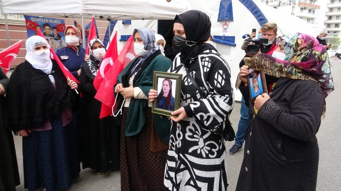 Yüreği yanık bir abla HDP önündeki evlat nöbeti eylemine katıldı