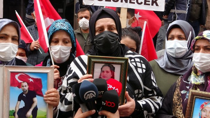 Yüreği yanık bir abla HDP önündeki evlat nöbeti eylemine katıldı