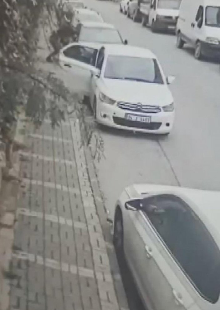 Ümraniye'de otomobile giren hırsız kameraya yakalandı