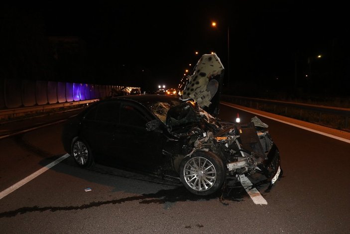 İzmir'de otomobil kamyonete çarptı: 2 yaralı