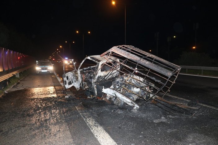 İzmir'de otomobil kamyonete çarptı: 2 yaralı