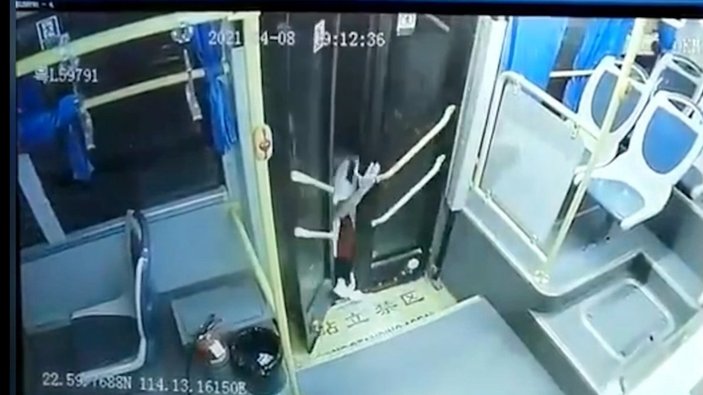Çin'de ayağı otobüs kapısına sıkışan kız yolda sürüklendi