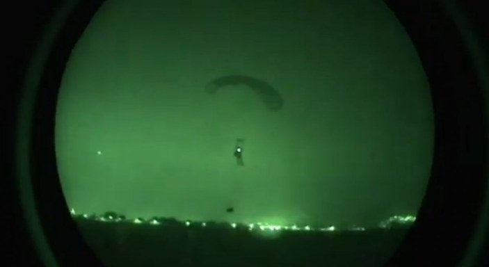 Özel Kuvvetler’in gece paraşütle sızma atlayışı