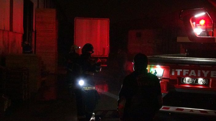 i Kocaeli’de palet fabrikasında yangın