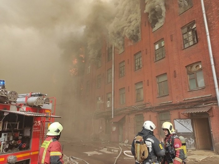 Rusya’da tarihi fabrikada büyük yangın: 300 kişi müdahale etti
