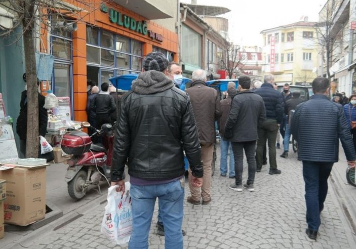 Eskişehir'de Ramazan’ın ilk günü pide kuyruğu