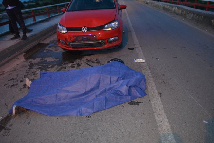 Ayvalık’ta iki otomobile çarpan motosikletli hayatını kaybetti