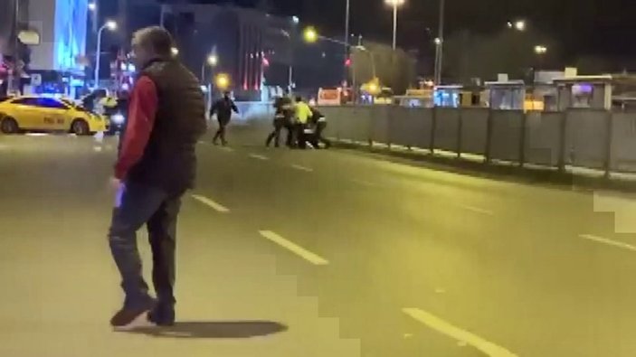 Kadıköy’de kazaya karışan sürücüler kavgaya tutuştu