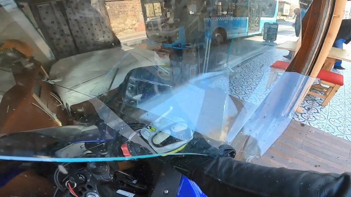 Fatih'te motosikletin iş yerine girdiği kaza kask kamerasında