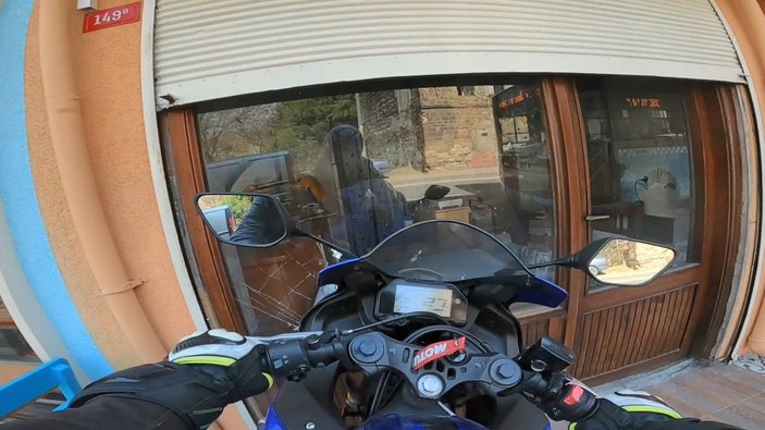 Fatih'te motosikletin iş yerine girdiği kaza kask kamerasında