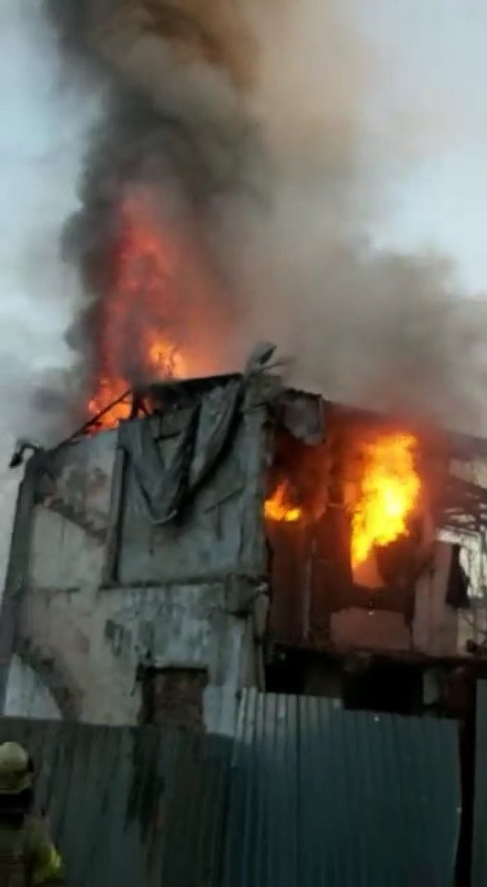 Fatih'te ahşap binada yangın çıktı