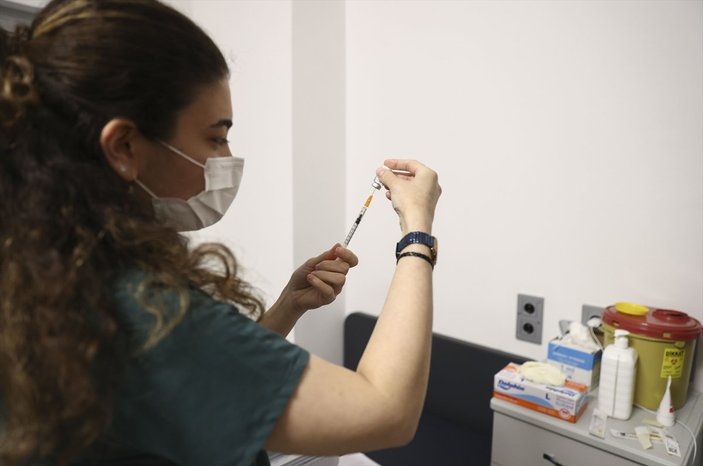 Ankara Şehir Hastanesi'nde koronavirüs aşılaması iftardan sonra da devam ediyor