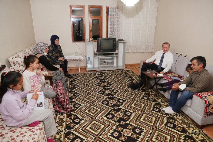 Cumhurbaşkanı Erdoğan bir vatandaşın evinde iftar yaptı
