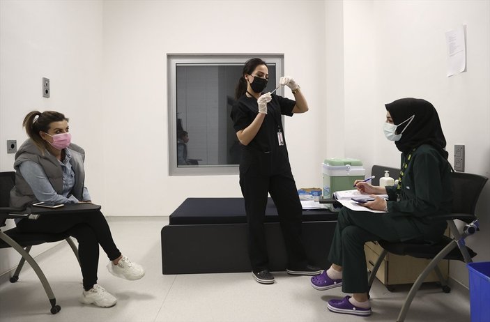 Ankara Şehir Hastanesi'nde koronavirüs aşılaması iftardan sonra da devam ediyor