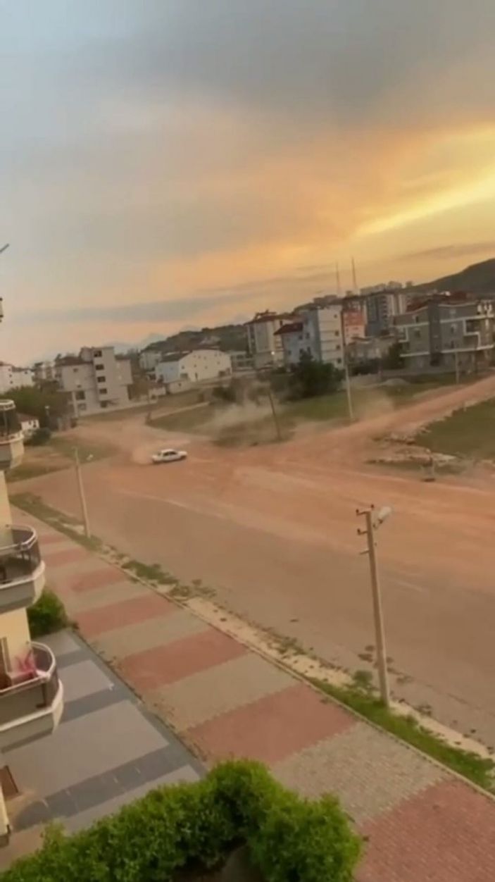 i Antalya’da toprak yolda drift yapan şahıs kamerada