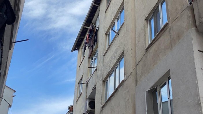 Bursa'da 5'inci kattan düşen çocuk ağır yaralandı