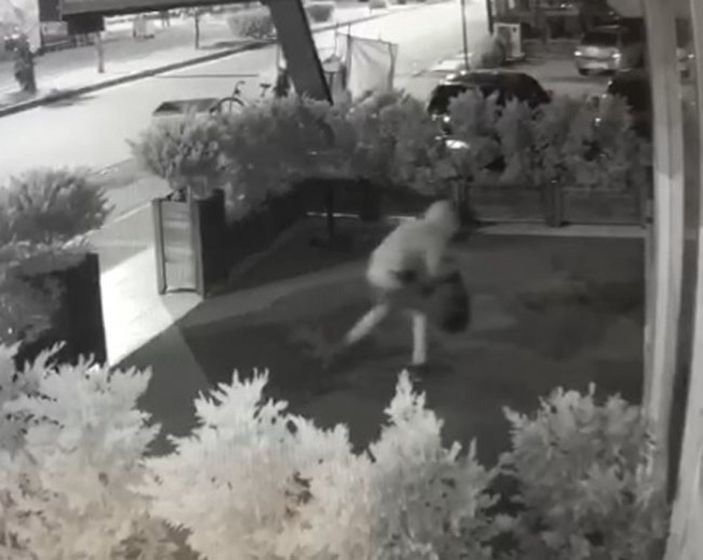 i Mersin'de halı hırsızı kameraya yakalandı