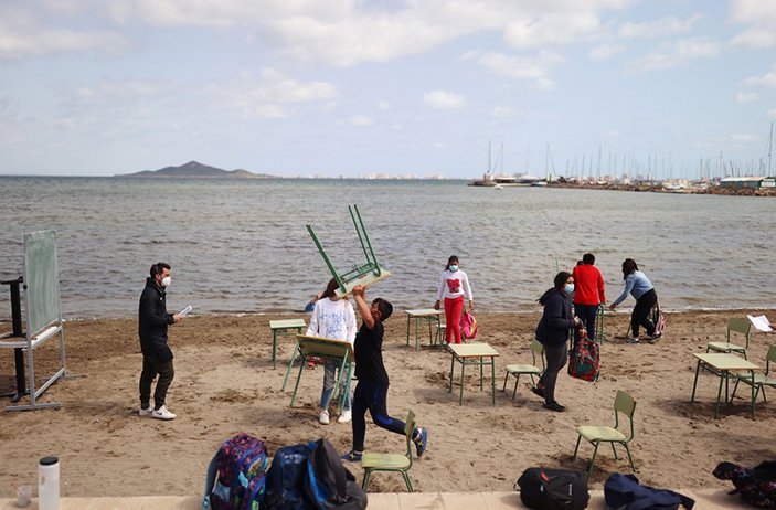 İspanya'da öğrenciler, plajda ders yaptı
