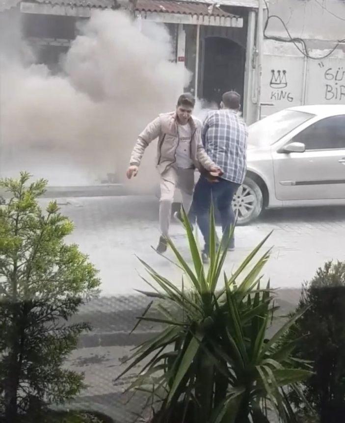 i Beyoğlu’nda motoru yanan aracın kaputunu açtı