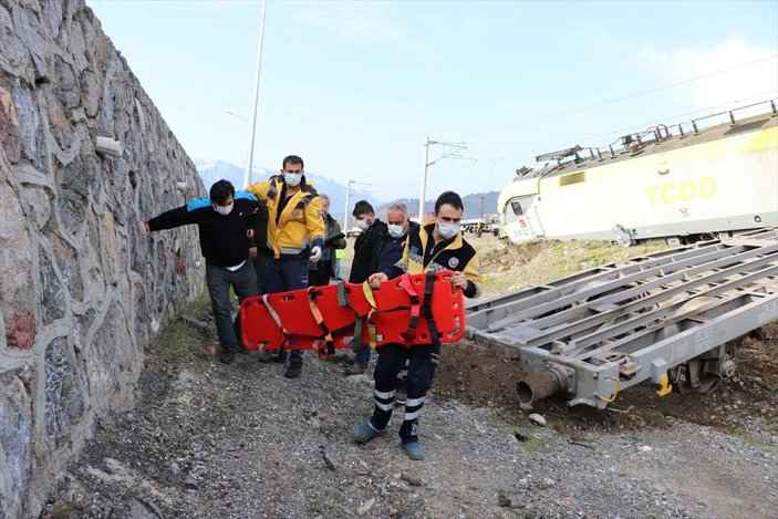 Adana’da yük treni raydan çıktı: 2 makinist yaralı