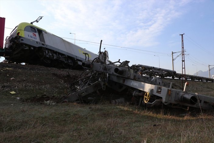 Adana’da yük treni raydan çıktı: 2 makinist yaralı