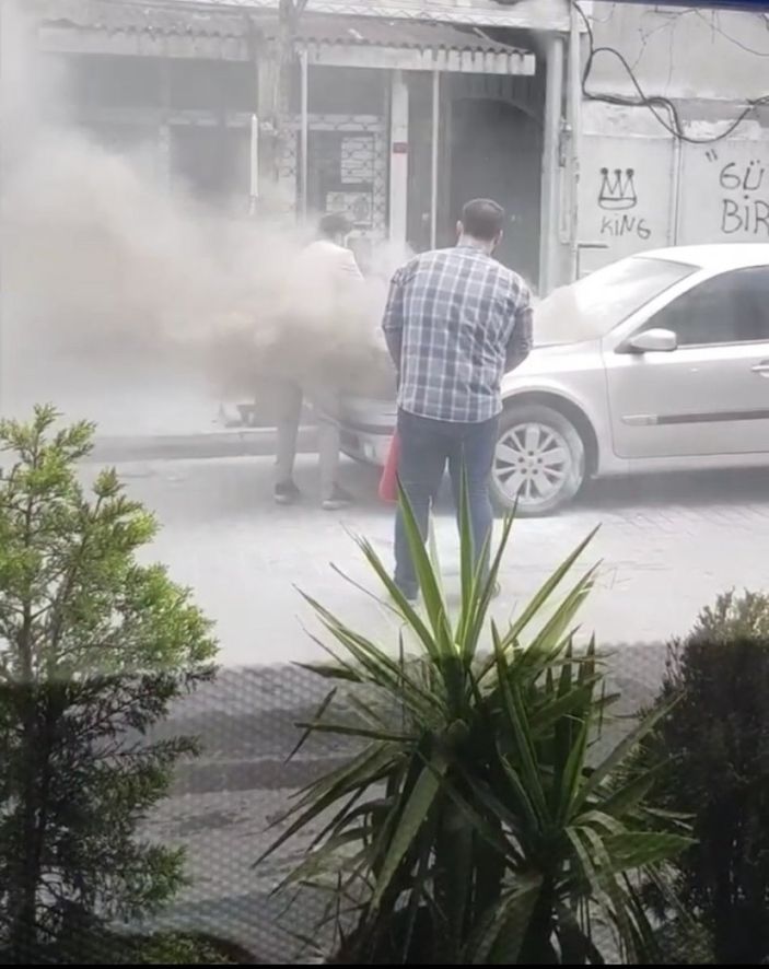 i Beyoğlu’nda motoru yanan aracın kaputunu açtı