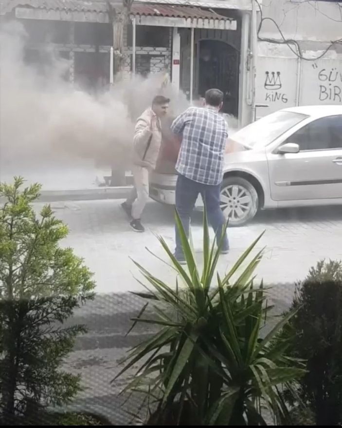 i Beyoğlu’nda motoru yanan aracın kaputunu açtı