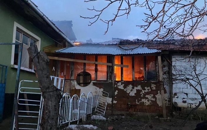 Bilecik’te sobadan çıkan kıvılcımlar evi yaktı