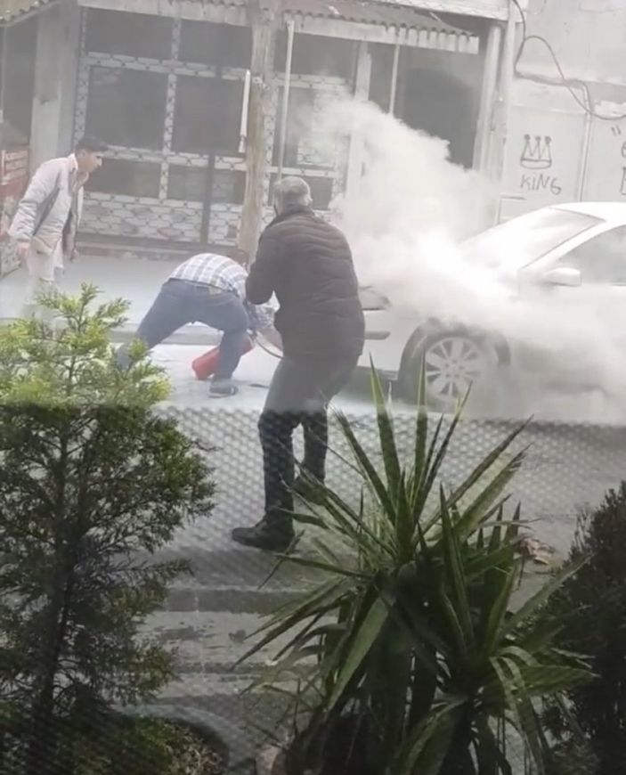 i Beyoğlu’nda motoru yanan aracın kaputunu açtı