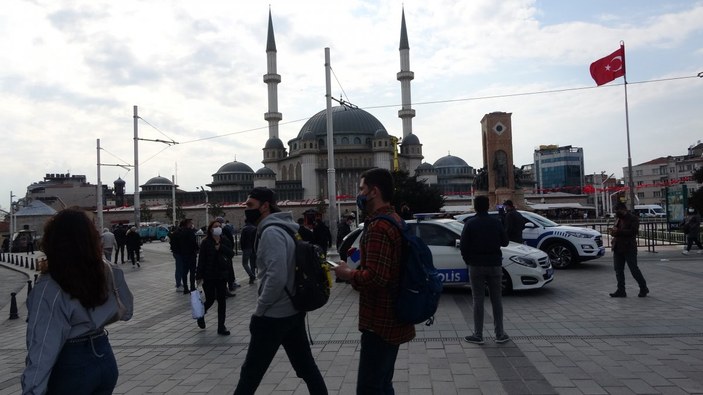 Taksim’de İBB zabıtaları seyyar satıcıyı başından yaraladı