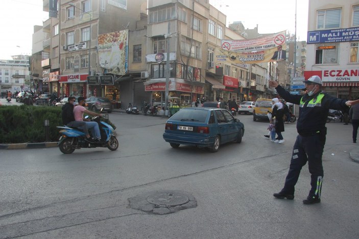 Kilis'te polis, iftara yetişmek isteyenlere yardım etti
