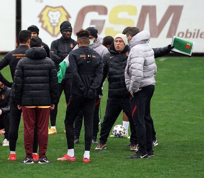 Mustafa Cengiz'e futbolculardan tepki: Çatlak ayakla oynadık