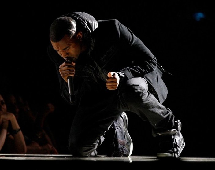 Kanye West’in sahnede giydiği spor ayakkabı açık artırmaya çıkarıldı