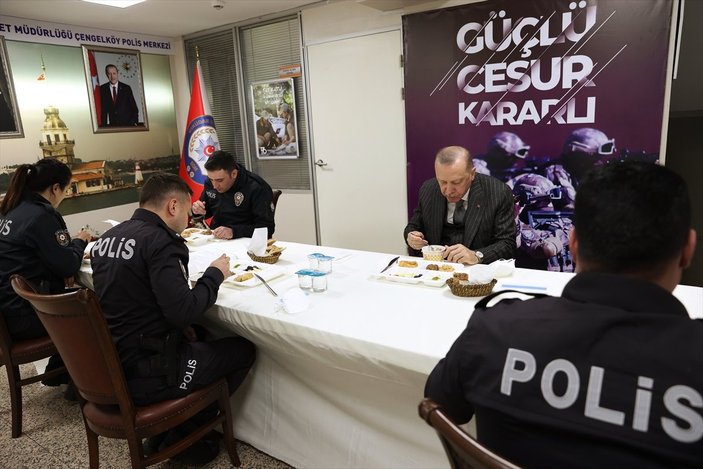 Cumhurbaşkanı Erdoğan ve Süleyman Soylu, Çengelköy Polis Merkezi'nde iftar yaptı