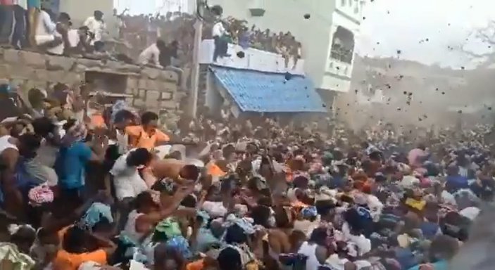 Hindistan’da halk birbirine inek gübresi fırlattı