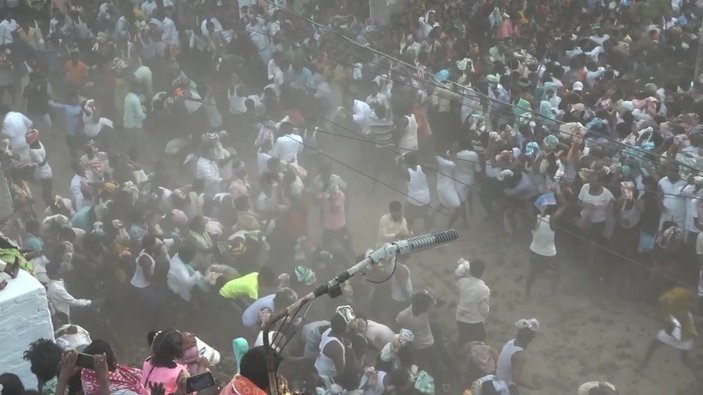 Hindistan’da halk birbirine inek gübresi fırlattı
