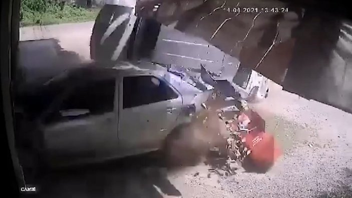 Taylan'da kazadan kıl payı kurtulan sürücü