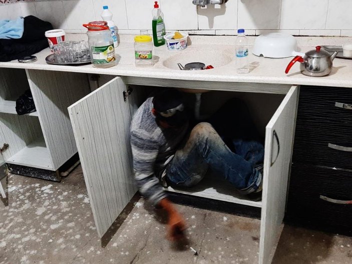 Antalya’da kumar baskını: Mutfak dolabına saklandı