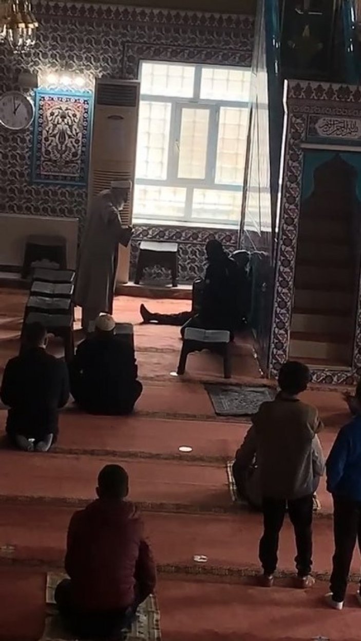 Sultangazi'de karantinada olması gereken yaşlı adam camiye gitti