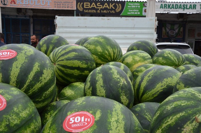 Antalya'da mevsimin ilk karpuzu 7 liradan alıcı buldu