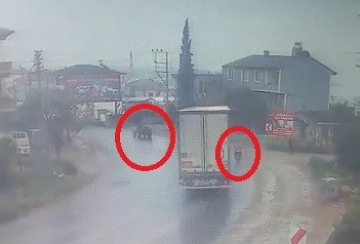 Bursa'da kontrolden çıkan tır motosiklet ile traktöre çarptı