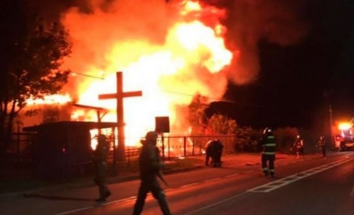 Şili'de bir kilise yakıldı