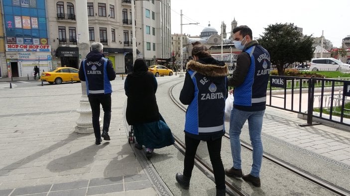 Taksim'de çocuklarını dilendiren kadın, zabıtaya takıldı