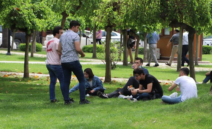 Adana'da sıcaktan bunalanlar parklara akın etti