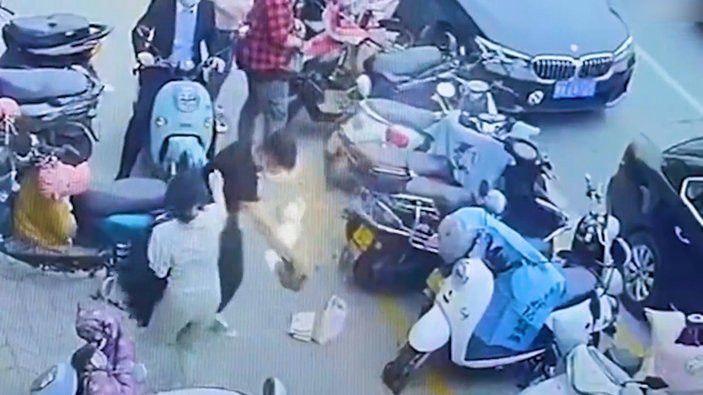 Çin’de çantadaki cep telefonu patladı, alevler içinde kaldı