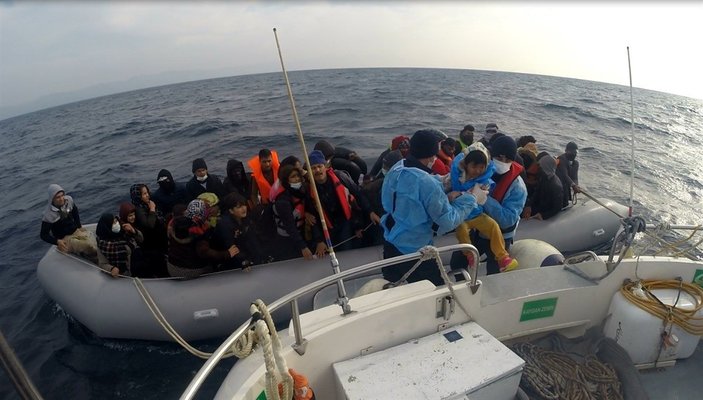 Çanakkale açıklarında Yunanistan tarafından itilen 54 göçmen kurtarıldı