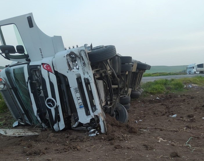 Şırnak'ta konteyner yüklü tır devrildi